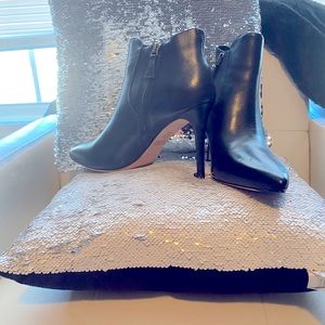 New black pointy toe Ankle boots